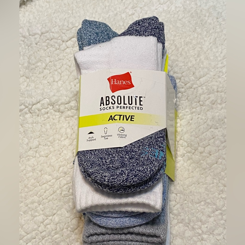 Hanes Boys Active Socks - White and Blue Crew socks pack of 4 size Large